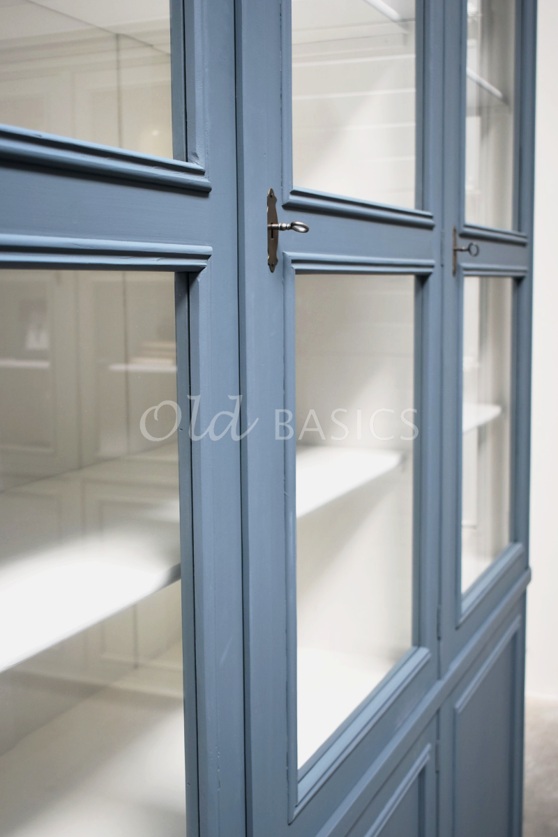 Detail van Vitrinekast Amiens, 3 deuren, RAL7031, grijs, blauw, materiaal hout